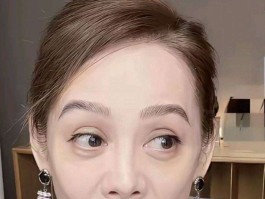某女星直播翻车！美颜失效瞬间素颜曝光中年观众：这皱纹才真实